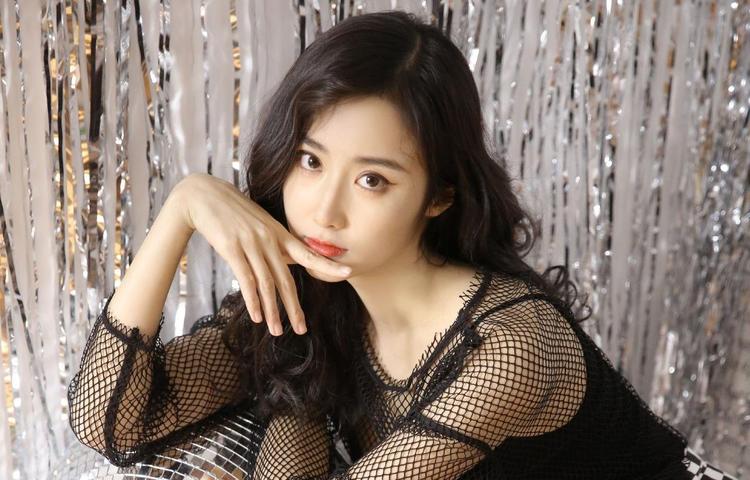 爸爸打开小女儿的包